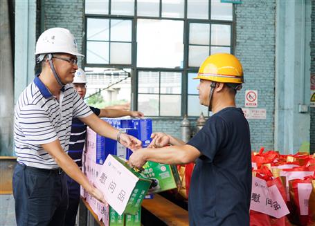 公司起劲开展“送清凉”慰问运动