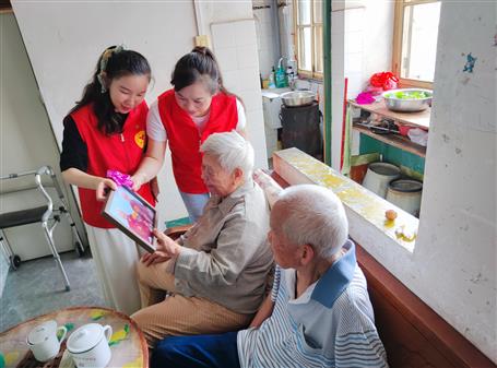 公司团委团结北雀社区开展“留住时光 绽放微笑”公益照相运动